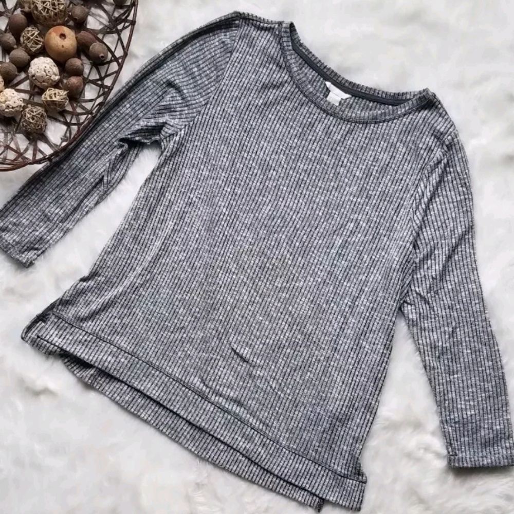 H&M gray ribbed top with cuffed sleeve